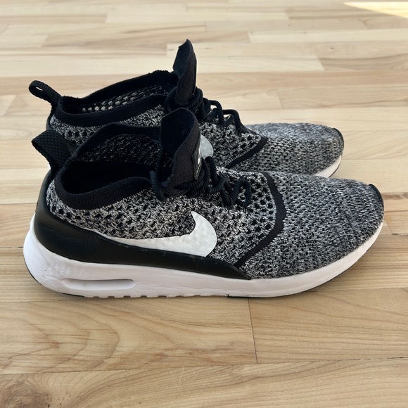 Nike Air Max Thea Flyknit Women’s Sneakers Size 10 Black White - Picture 2 of 6